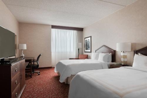 哥伦布哥伦布机场万豪酒店的酒店客房设有两张床和一台平面电视。