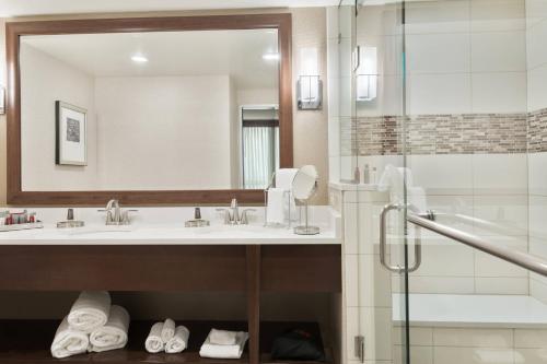 哥伦布哥伦布机场万豪酒店的一间带两个水槽和玻璃淋浴间的浴室