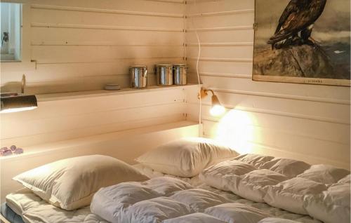Stavang4 Bedroom Cozy Home In Stavang的一张带两个枕头的床