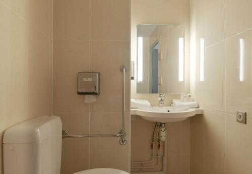 阿纳齐B&B HOTEL Le Mans Sud的一间带卫生间、水槽和镜子的浴室