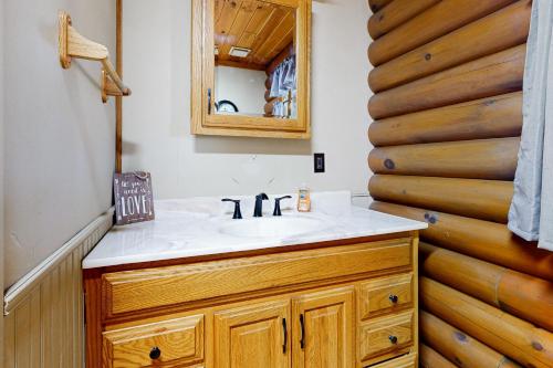 Hager Cabin的一间带水槽和镜子的浴室