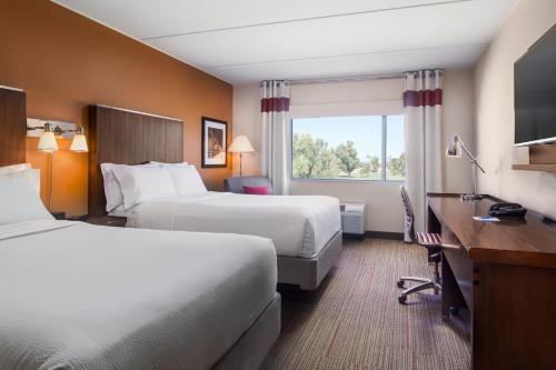 梅萨凤凰城梅萨门户机场喜来登福朋酒店的酒店客房配有两张床和一张书桌