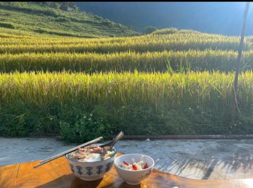 萨帕Hmong Wooden Home的田野前桌上的一碗食物