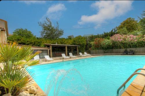 ErbajoloGîtes et Astrotourisme en Corse的一个带躺椅和树木的大型游泳池