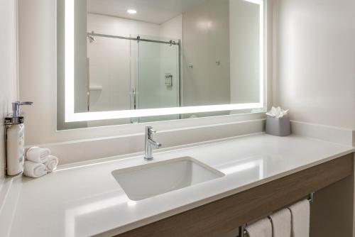 瓦恩兰瓦恩兰米尔维尔快捷假日套房酒店的浴室设有白色水槽和镜子