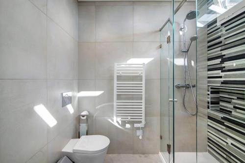 佩拉Alto da Colina 2的一间带卫生间和玻璃淋浴间的浴室