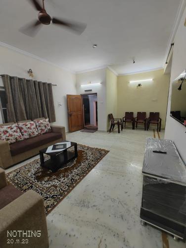 海得拉巴S A Villa的客厅配有沙发和桌子