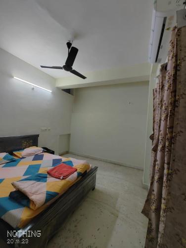 海得拉巴S A Villa的一间卧室配有一张床和吊扇