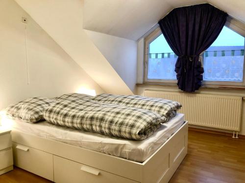 FichtenbergLotus Apartment的一间卧室设有一张床和一个窗口