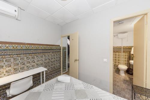 塞维利亚里奥索尔旅馆的一间带床和卫生间的浴室