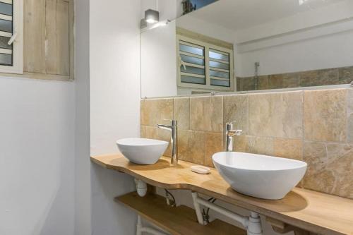 Saint-PierreMaison Bernabet - Rooftop avec vue sur la Montagne Pelée的浴室设有木制柜台上的两个白色水槽