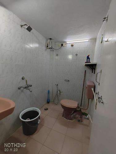 海得拉巴S A Villa的一间带卫生间和水槽的小浴室