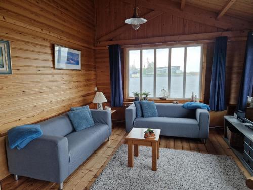 劳雷尔苏格Boothuis Lauwersoog的客厅设有两张沙发和一个大窗户