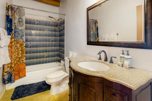 El PradoValerio Dreams的一间带水槽、卫生间和淋浴的浴室