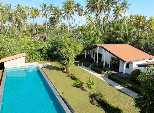本托塔Sanda Eliya Resort的享有带游泳池的房屋的空中景致
