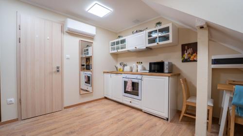多瑙凯西Palmy Home Dunakeszi的厨房配有白色橱柜和台面