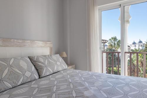 锡蒂奥卡拉翁达El Zoco de Iñaki - Adults Only的一间卧室设有一张床和一个大窗户