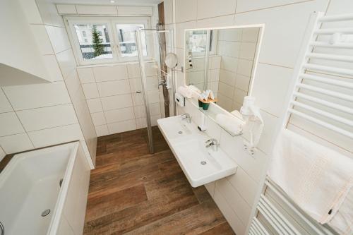 上陶恩阿帕特霍特尔山姆森公寓式酒店的白色的浴室设有水槽和镜子