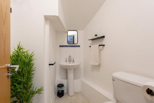 利兹Oxford Row Apartments, Leeds City Centre的白色的浴室设有水槽和卫生间。