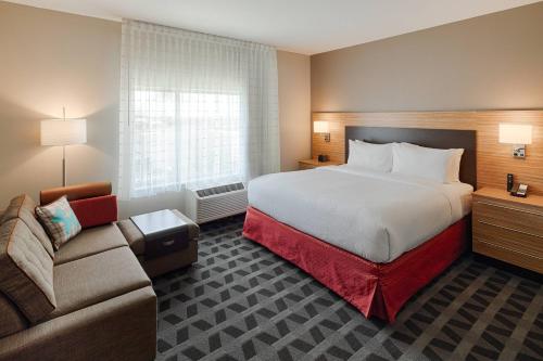 希利亚德TownePlace Suites Columbus Hilliard的酒店客房,配有床和沙发