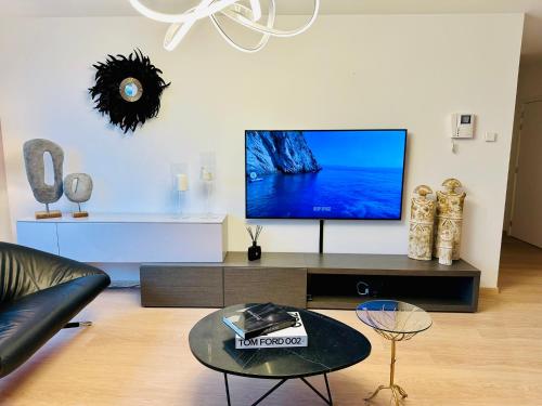 Urbanstay Suites Grand Place Luxury Apartment的电视和/或娱乐中心