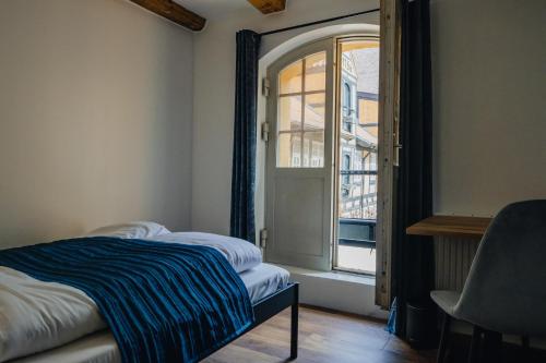 哥本哈根Capsule Hotel Nyhavn63的一间卧室设有一张床和一个开放式窗户。