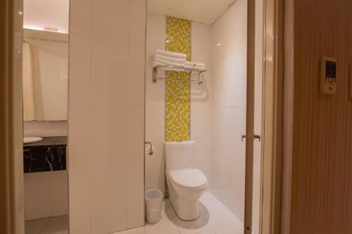 垦丁大街垦丁南国之梦-原垦丁俪山林会馆 的白色的浴室设有卫生间和淋浴。