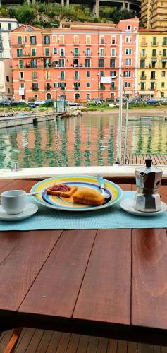 萨莱诺Salerno Yacht的餐桌,饭盘,咖啡