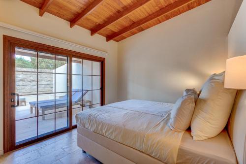 阿德耶Casa Waldeck en Jardines del Duque的一间卧室设有一张床和一个阳台