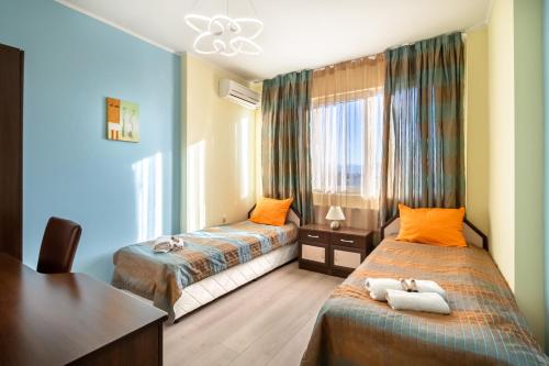 普罗夫迪夫罗西娜公寓的酒店客房配有两张床和一张书桌