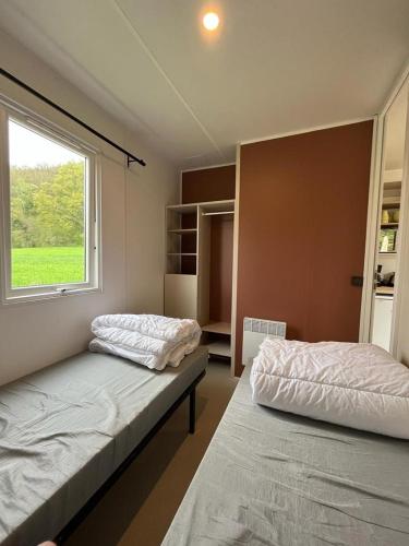 杜柏Camping De la vallée的带窗户的客房内的两张床