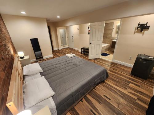 泽西市Stylish 3 bed, minutes to NYC!的一间卧室设有一张床和一间客厅。