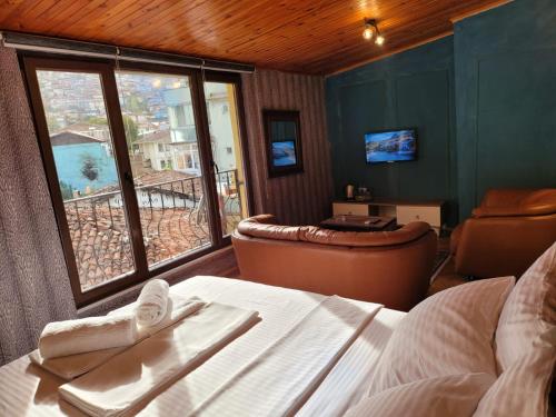 伯萨Sarı Köşk Butik Otel的卧室配有床、椅子和窗户。