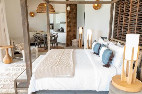 BolansTamarind Hills Resort & Villas的一间带大床的卧室和一间餐厅