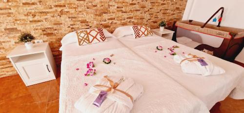 帕莱索海滩Bright 4 bedroom Villa, Pool and Tennis court的一张铺有白色床单和鲜花的床