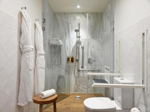 巴塞罗那H10大都会4 *索普酒店的带淋浴和卫生间的白色浴室