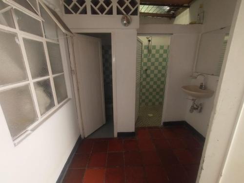 布卡拉曼加Casa San Alonso的带淋浴、卫生间和盥洗盆的浴室