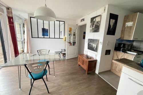 普洛埃默Studio récent Cosy - Ploemeur的一间厨房,里面配有玻璃桌和椅子