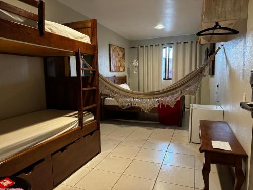 嘎林海斯港Pousada Flor de Maraca的一间卧室设有两张双层床和吊床