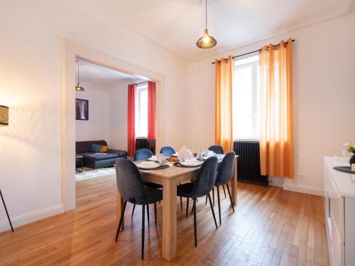 梅斯Le Haut Cloquais - SereniStay的用餐室以及带桌椅的起居室。