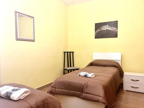 PozzilliAtinense Rooms的一间卧室配有两张床和镜子