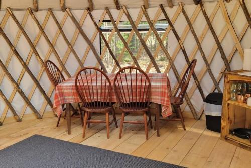 BrownfieldAva Jade Yurt的圆顶帐篷内的桌子和椅子