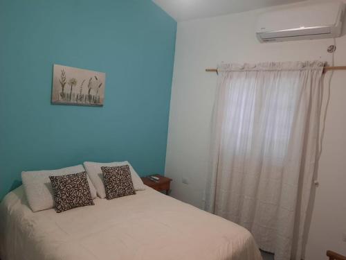 圣地亚哥-德尔埃斯特罗casa familiar confortable的一间卧室配有床和带窗帘的窗户