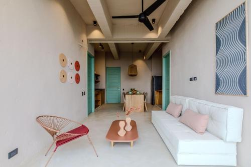 卡塔赫纳Bondo Estudio的客厅配有白色的沙发和桌子