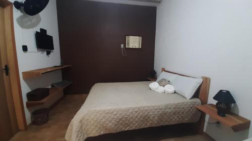 帕拉蒂Rancho Esperança, pouso e comida a lenha的一间卧室配有一张床,上面有两条毛巾