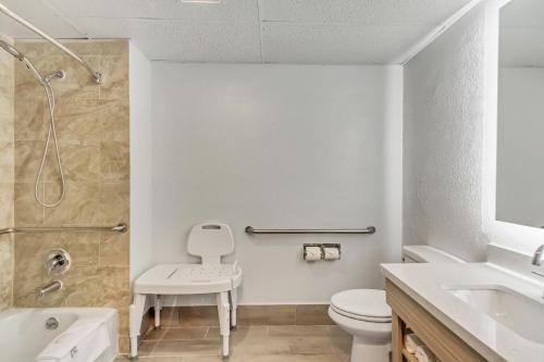 盐湖城Suburban Studios Salt Lake City Airport的浴室配有卫生间、盥洗盆和淋浴。