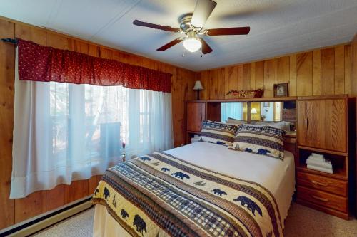 麦克亨利Life's A Bear的一间卧室配有一张床和吊扇