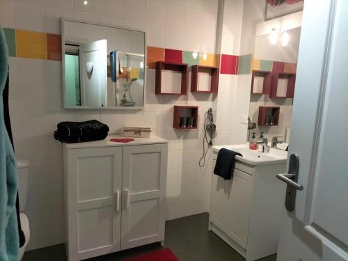 科尔马Coeur d'Elsass "RAPP"appartement avec parking的一间带水槽和镜子的浴室