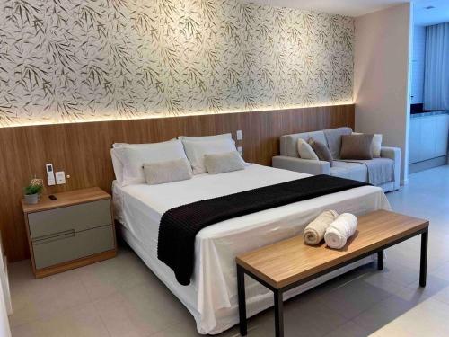 维多利亚Red Design by Mosaico Stays的一间卧室配有一张大床和一张沙发