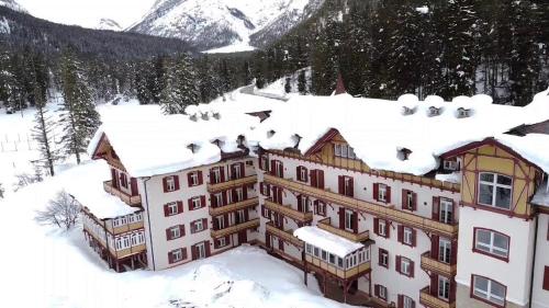 卡尔博宁Appartamento Dolomiti 138 Villaggio Turistico的雪中酒店空中景观